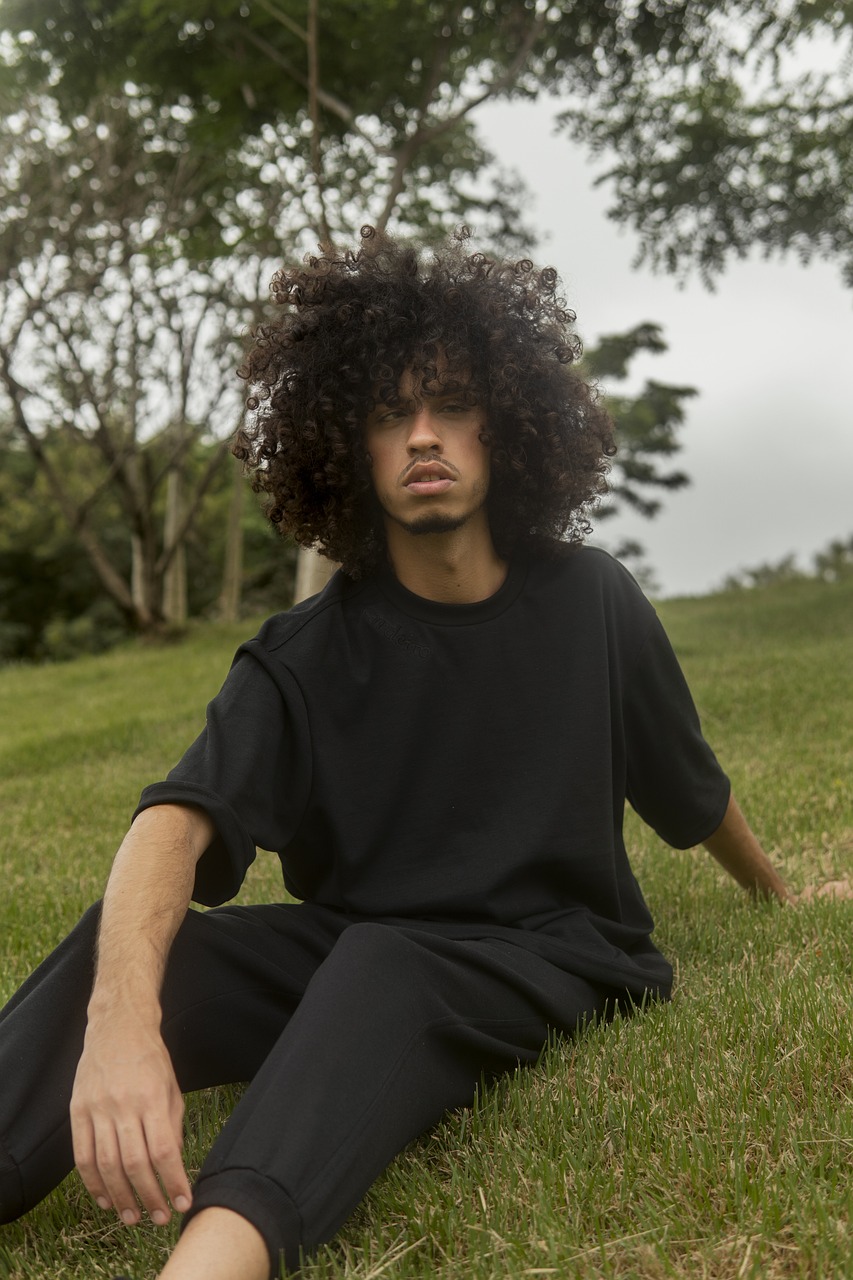 hombre, pelo rizado, parque-6727856.jpg